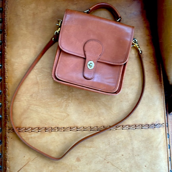 Vintage camel leather crossbody messenger bag with with brass hardware - Picture 6 of 8